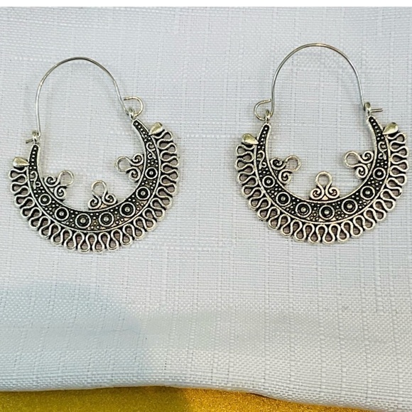 New Silver Tone Boho Ornately Detailed Beautiful Crescent Shaped Hoop Earrings - Picture 3 of 8